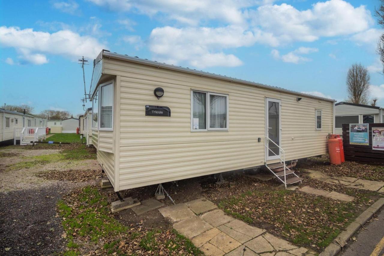 Lovely 4 Berth Holiday Home At Felixstowe Beach Holiday Park Ref 55008Yc Exterior foto